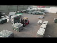 De verdedigingsbarrière wordt in containers verscheept.