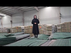 Veertien containers met verdedigingsbarrières.