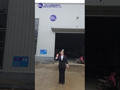 Het eerstepersoonsperspectief neemt je mee op een rondleiding door de defensieve barrièrefabriek.