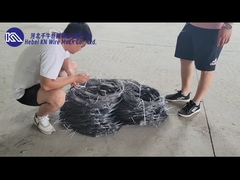 Slechte zichtbaarheid Draad Obstakel Slagveld defensie tank die over ijzeren draadnet voortkomt