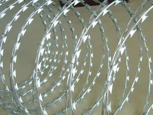 Gegalvaniseerde veiligheid schermen scheermes prikkeldraad met clips kruis
