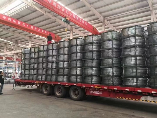 Groothandel BTO-10 Razor Barbed Wire High Tensile Rolls voor beveiligde omheiningen Draad hek paneel