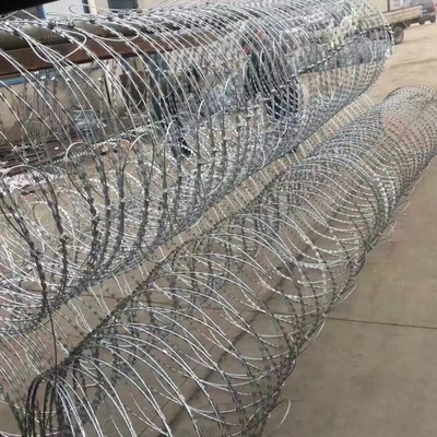 Groothandel BTO-10 Razor Barbed Wire High Tensile Rolls voor beveiligde omheiningen Draad hek paneel