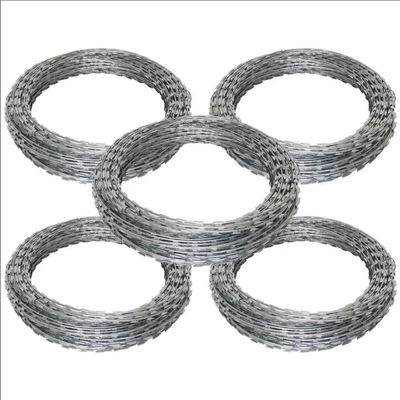 Groothandel BTO-10 Razor Barbed Wire High Tensile Rolls voor beveiligde omheiningen Draad hek paneel