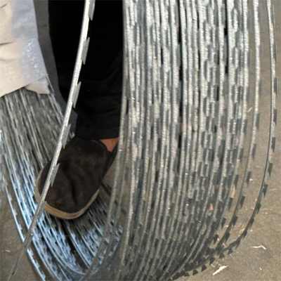 Fabriek Direct Hot Dip Galvanized Steel Wire Mesh hek Roestbestendige Razor prikkeldraad BTO-22 Voor de beveiliging van gevangenissen
