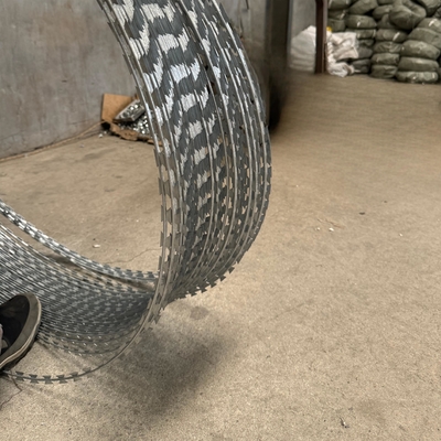 Hoge kwaliteit Razor Barbed Wire 0.5mm-5.0mm Barbed Wire gegalvaniseerd Bto-12 gegalvaniseerde Razor Barbed Wire Protection