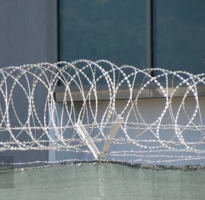 IJzer gegalvaniseerd of 304 roestvrij staal scheermes hekdraad gebruikt voor hoge beveiliging hek