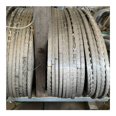 2.5mm Diameter gegalvaniseerd scheermes prikkeldraad hek beveiliging gelast stalen gaas met prikkels