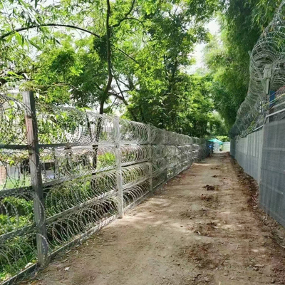 Warm gedompeld gegalvaniseerd scheermes Blade prikkeldraad Bto-22 Concertina Double Strand Razor Wire Mesh