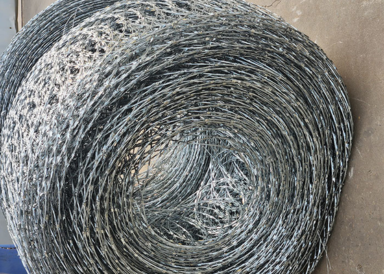Gegalvaniseerd materiaal Razor Barbed Wire voor roestbestendige bescherming