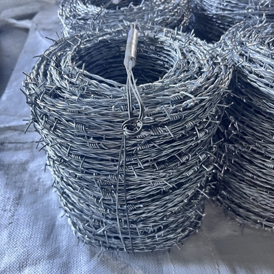 Gegalvaniseerde prikkeldraad prijs prikkeldraad 250m per rol Nederlands net metalen beveiligingsrail behuizing prikkeldraad tbar rekgereedschap voor prikkeldraad CE-certificaat