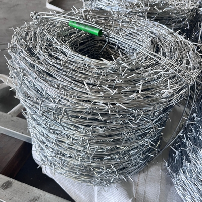 Fabriek Warm gedompelde gegalvaniseerde prikkeldraad voor gaas Beveiligingshekken 12,5 Gauge 18 Gauge PVC bedekte ijzeren prikkeldraad