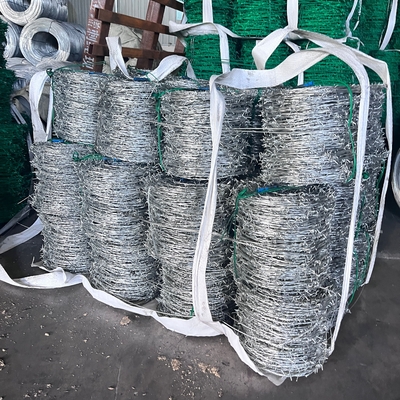 Fabriek Warm gedompelde gegalvaniseerde prikkeldraad voor gaas Beveiligingshekken 12,5 Gauge 18 Gauge PVC bedekte ijzeren prikkeldraad