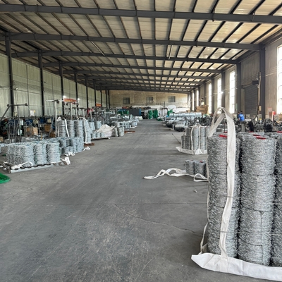 Fabriek Warm gedompelde gegalvaniseerde prikkeldraad voor gaas Beveiligingshekken 12,5 Gauge 18 Gauge PVC bedekte ijzeren prikkeldraad