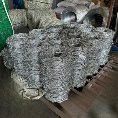 Fabriek Groothandel prikkeldraad voor grensbescherming, PVC of gegalvaniseerd roest- en corrosiebestrijdend