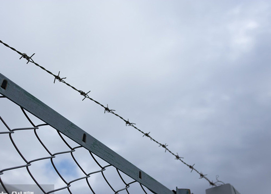 Bescherming van hekken en omheiningen van galvaniseerde prikkeldraad
