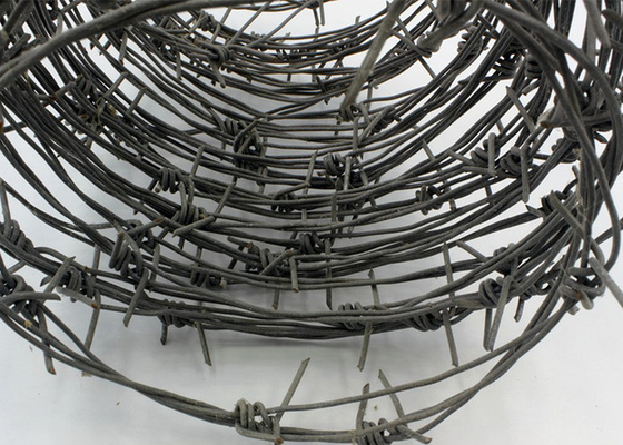Roestvastheid 1,8 mm Dubbelstreng Traditionele Twist Barbed Wire Roll