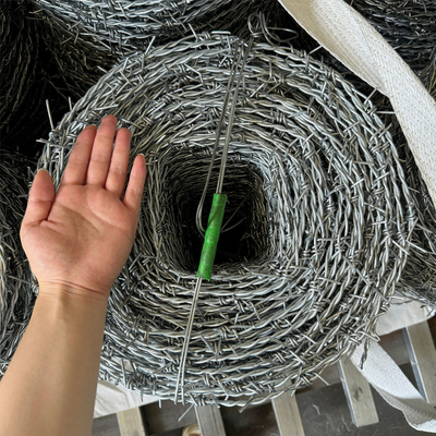 Traditionele gegalvaniseerde prikkeldraad spoel 400M 500M 50Kg per rol staal 5mm diameter voor hek en bescherming