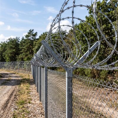 Gegalvaniseerde Concertina Razor Wire Cross Type BTO22 CBT65 Beveiliging Prikkeldraad Hek Topper